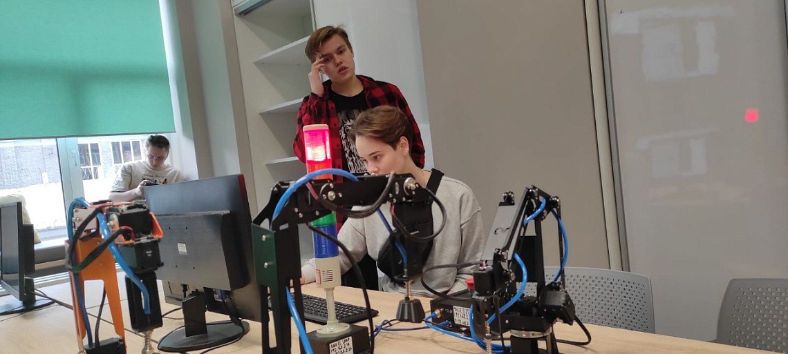 Администрации школ Василеостровского района и Петровского колледжа обсудили взаимодействие в рамках предпрофильной подготовки и программы "ПрофСтарт"